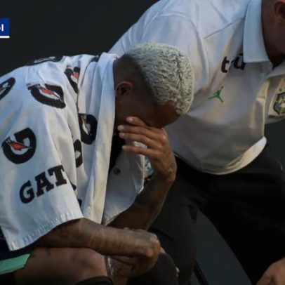 Wesley sente dores na perna direita e sai de campo chorando em amistoso da Seleção