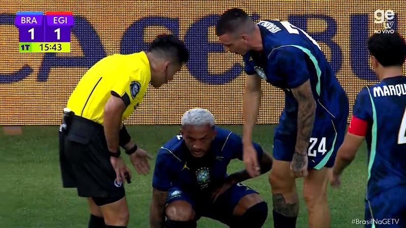 Wesley sente a virilha esquerda e é substituído em amistoso Brasil x Egito — Foto: Reprodução/ge tv