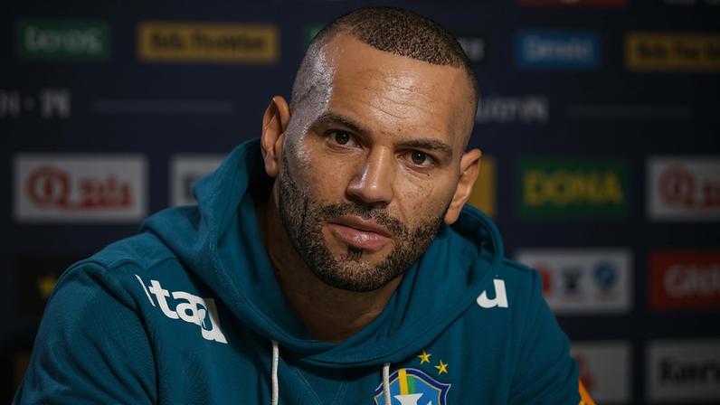Weverton durante coletiva da seleção brasileira na Granja Comary