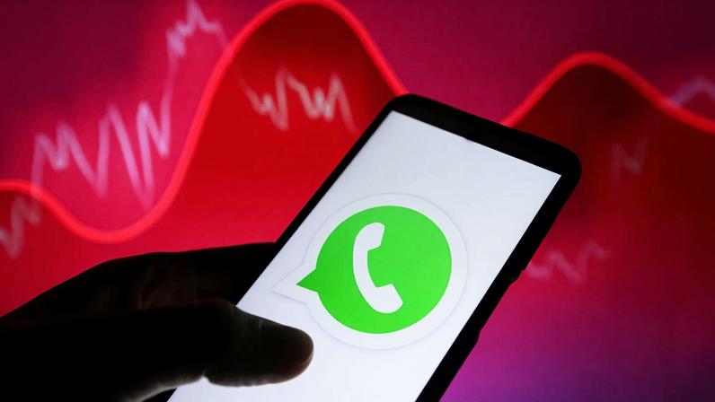 Nesta ilustração fotográfica, um logotipo do WhatsApp é visto na tela de um celulares smartphones