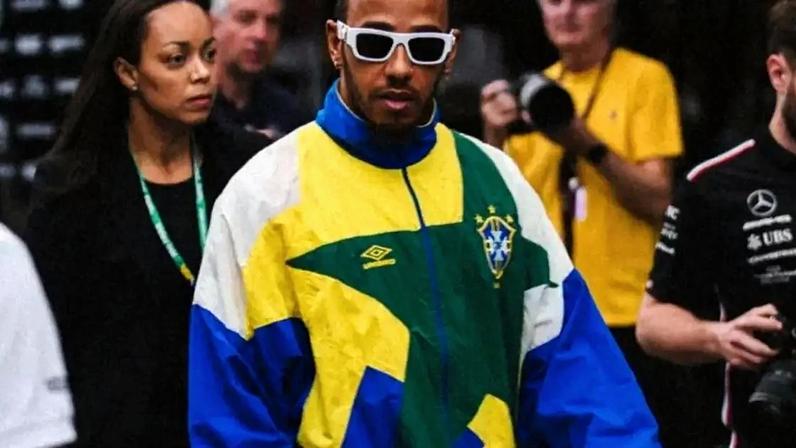 Lewis Hamilton usando clássico agasalho da seleção brasileira de 1994