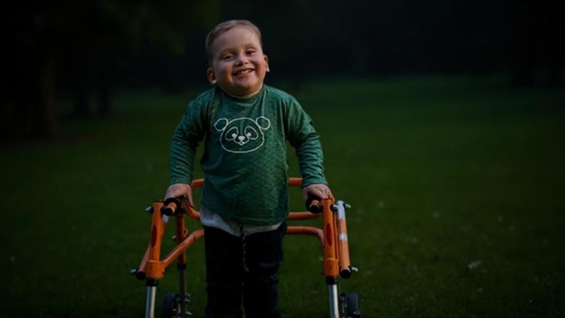 Davi tem 3 anos e precisa de ajuda para andar — Foto: Arquivo pessoal