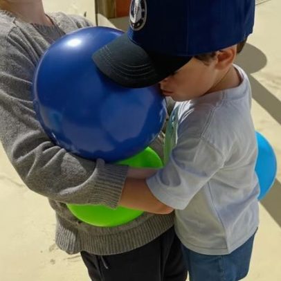 Princesa Eugenie, grávida, celebra aniversário do caçula com fotos inéditas