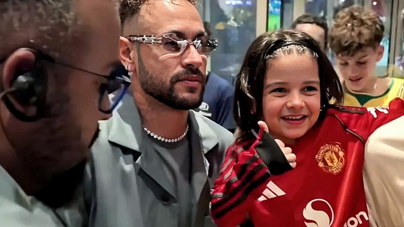 Neymar é ovacionado por torcedores na saída da Seleção rumo à Copa do Mundo nos Estados Unidos
