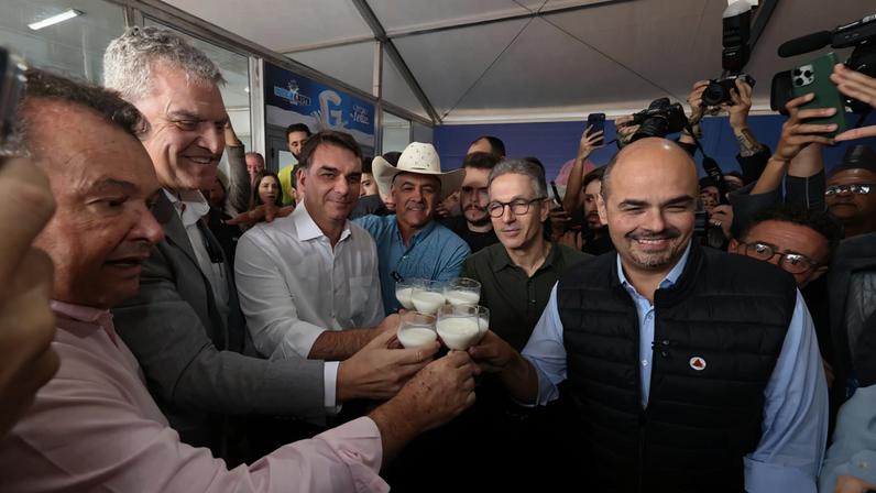 Imagem colorida de Flávio Bolsonaro, Romeu Zema e Ronaldo Caiado durante visita à feira agropecuária em Belo Horizonte