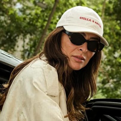 Juliana Paes exibe look monocromático em Paris