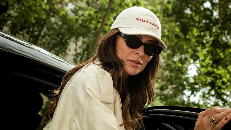 Juliana Paes dita tendência com look monocromático em Paris — Foto: Divulgação