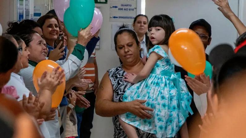 Após 7 anos internada, Maria Clara recebeu alta do Hospital da Criança e Maternidade de Rio Preto (SP)