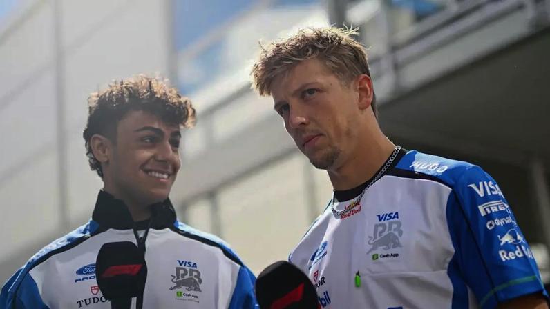 Arvid Lindblad e Liam Lawson durante o GP do Canadá