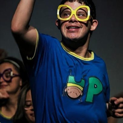 Jovem com Síndrome de Down conhece namorada no teatro e celebra autonomia