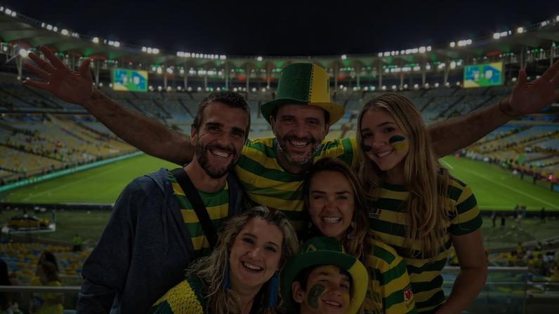Felipe Rodrigues conseguiu férias, mas admite que pode perder o emprego caso o Brasil chegue à final; por outro lado, Daniela Quaresma fará alto investimento para viajar com quatro pessoas da família