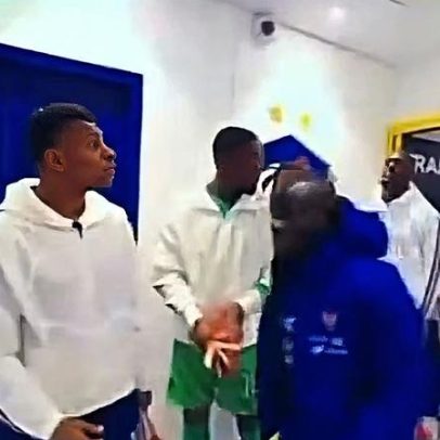 Mbappé e Kanté brigam por faltas de cumprimento, gerando debate nas redes