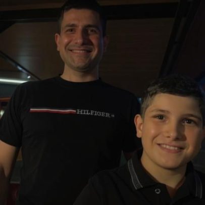 Filho tão parecido com o pai desbloqueia celular por reconhecimento facial