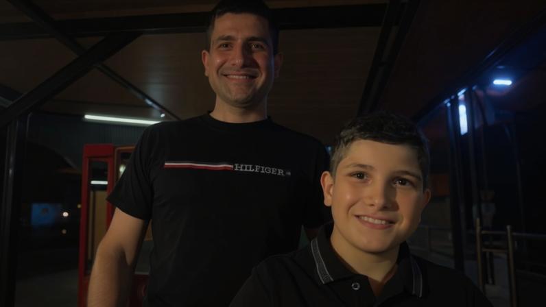Menino é tão parecido com o pai que desbloqueia telefone com facil — Foto: Reprodução/Redes sociais