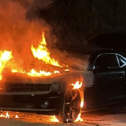 Incêndio destrói veículo de luxo em avenida de Timóteo