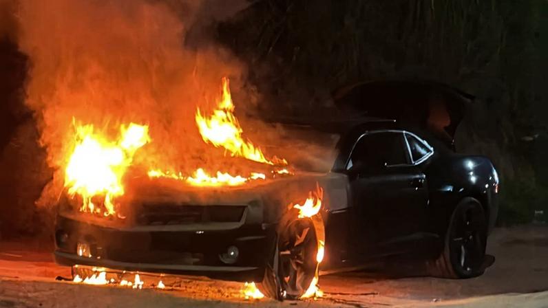 Incêndio destrói veículo de luxo em avenida de Timóteo