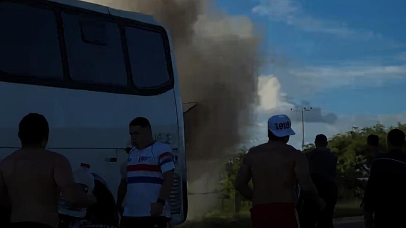 Ônibus com torcedores do Fortaleza pega fogo em viagem para final do Nordestão — Foto: Reprodução/redes sociais