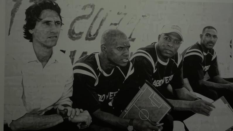 João de Deus com a seleção de Cabo Verde — Foto: Reprodução / Tubarões Azuis, no Olimpo dos Deuses do Futebol