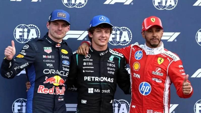 Kimi Antonelli, Lewis Hamilton e Max Verstappen após classificação