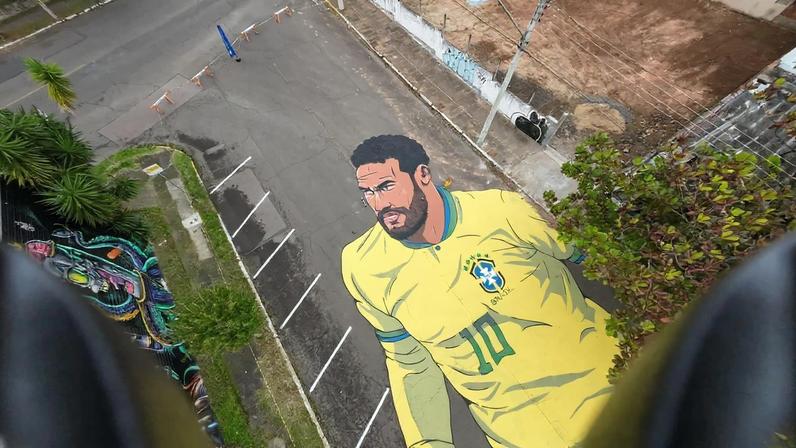 Neymar ganha versão gigante de 850 m² no asfalto em rua no RS
