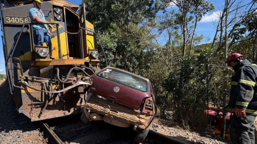 Homem morre após carro ser atingido e arrastado por trem em Minas Gerais.
