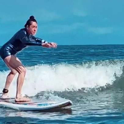 Christiane Torloni faz aula de surfe aos 69 anos