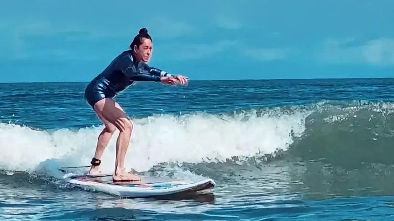 Christiane Torloni compartilhou vídeo pegando uma onda em Santos.