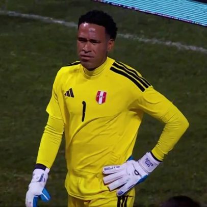 Goleiro do Peru faz gol contra diante da Espanha em amistoso