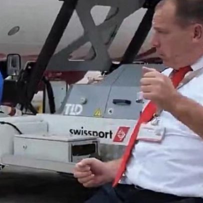 Piloto de avião dança com elenco de Curaçao durante chegada aos EUA