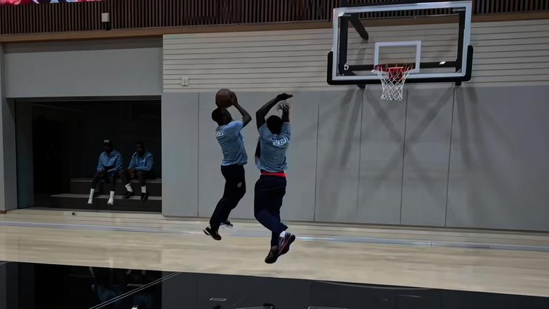 Jogadores de Senegal jogam basquete no CT do San Antonio Spurs — Foto: Reprodução/ Instagram