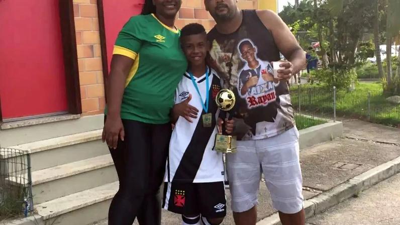 Rayan ao lado do pai e da mãe