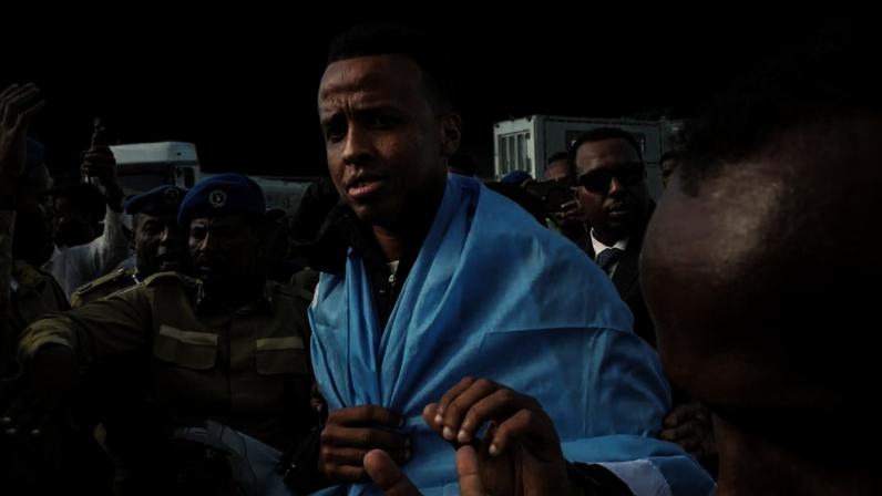 Omar Abdulkadir Artan é recebido com festa na Somália após ser barrado nos EUA — Foto: Reuters