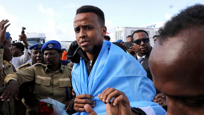 Omar Abdulkadir Artan foi recebido com festa na Somália após ser barrado nos EUA — Foto: Reuters