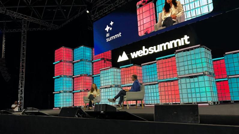 Cathy Li, do Fórum Econômico Mundial, no palco do Web Summit Rio — Foto: Editora Globo