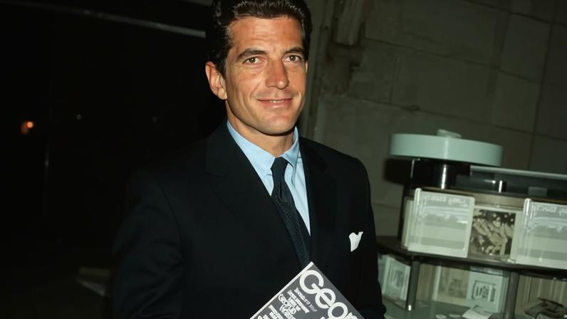 A princesa Diana deixa o hotel Carlyle em Nova York em 11 de dezembro de 1995; John F. Kennedy Jr. discursa sobre o lançamento de sua revista 'George' em Nova York em 7 de setembro de 1995 — Foto: GettyImages