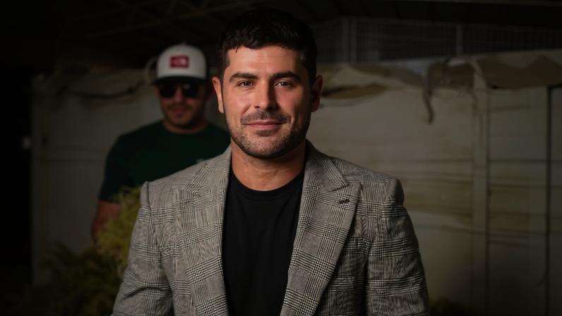 Zac Efron (à esquerda) e o ator visitando a fazenda que está cultivando o cânhamo para sua casa (à direita)