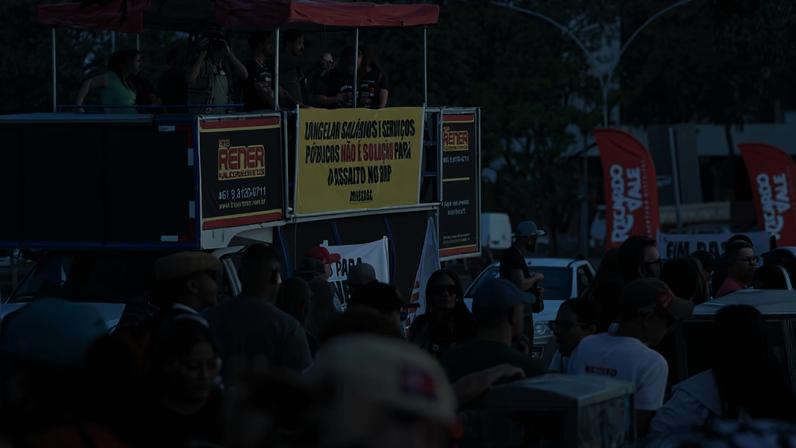 Servidores públicos fazem ato na Praça do Buriti