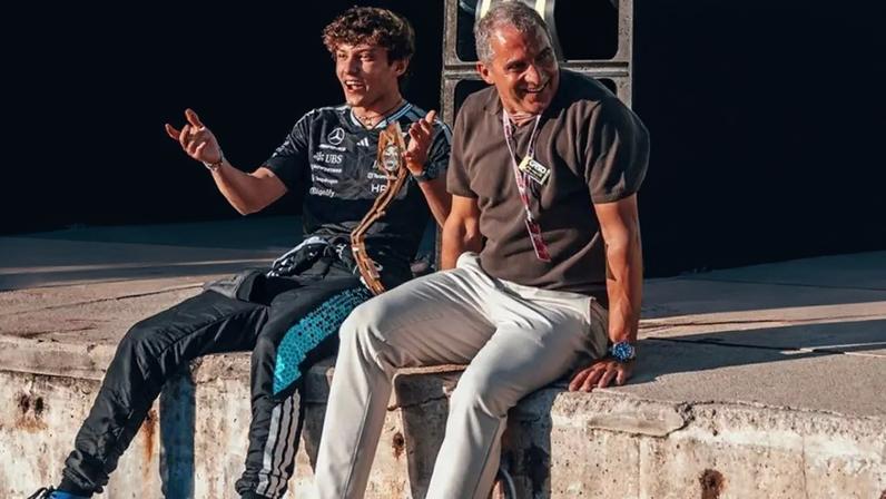 Kimi Antonelli celebra vitória em Mônaco ao lado do pai Marco Antonelli