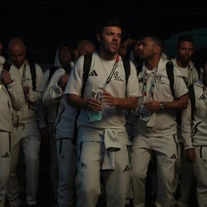 Jogadores da África do Sul animam chegada para jogo de abertura da Copa do Mundo