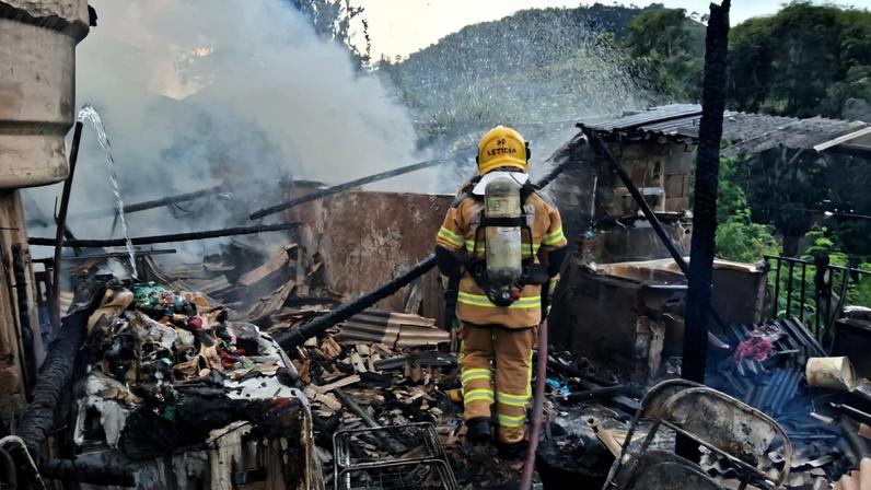 Bombeiro apaga incêndio em residência
