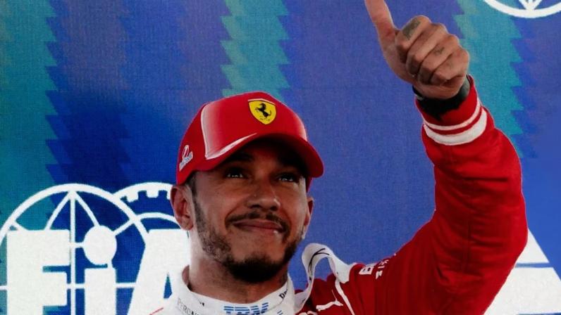 Lewis Hamilton celebra bom resultado na classificação