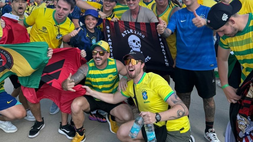 Odair Hellmann faz festa com torcedores do Athletico no estádio da estreia do Brasil