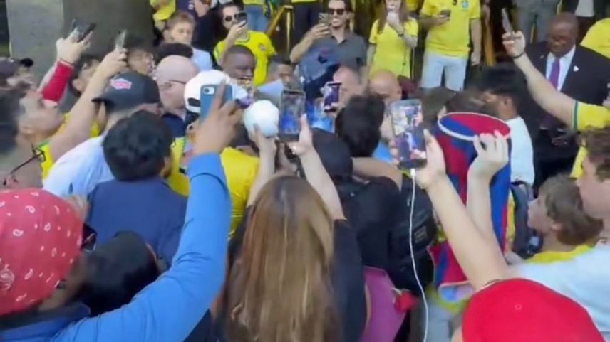 Ronaldinho Gaúcho atrai multidão em frente a hotel de Nova York — Foto: Reprodução/Instagram