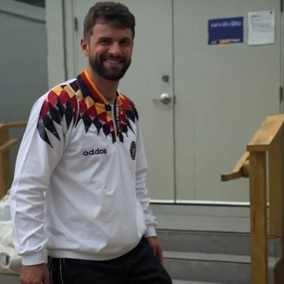 Thomas Müller, campeão de 2014, atua como comentarista na Copa
