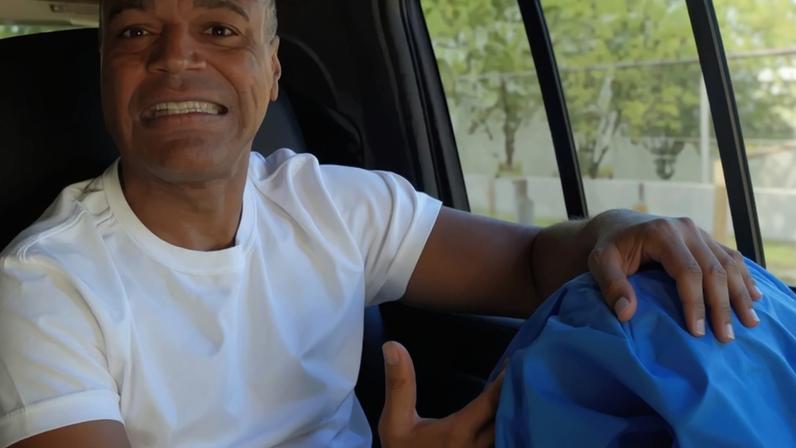 Denílson revela truque para evitar suor na camisa durante transmissões da Globo