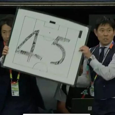 Técnico japonês abandona tecnologia e usa lousa para informar tempo de jogo
