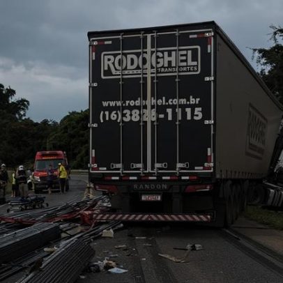 Carreta tomba em curva e carga atinge caminhão na MG-050