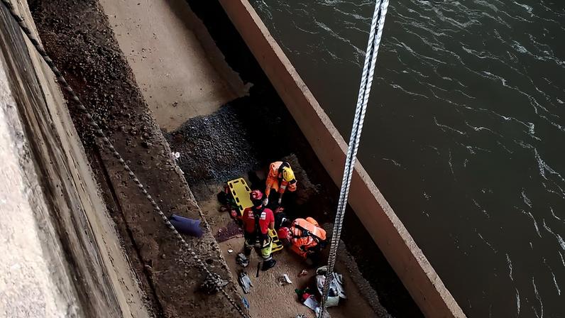 bombeiros resgatem homem que caiu no ribeirão Arrudas em BH