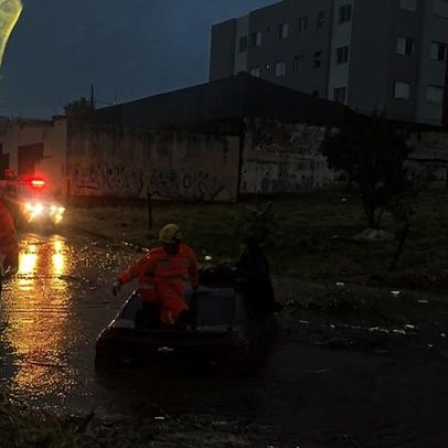Temporal em MG alaga avenida e deixa três pessoas ilhadas em carro