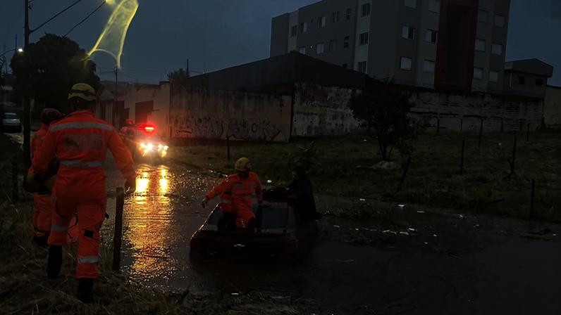 Três pessoas ficam ilhadas em avenida alagada de Uberlândia por causa do temporal